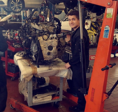 Moritz Velden bei der Arbeit in der Werkstatt in Italien während des Auslandsprakikums