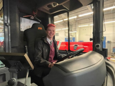 Ein Auszubildender bei einer Testfahrt mit dem Bus im Depot