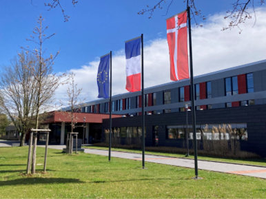 Das Carl-Reuther-Berufskolleg, im Vordergrund Flaggen