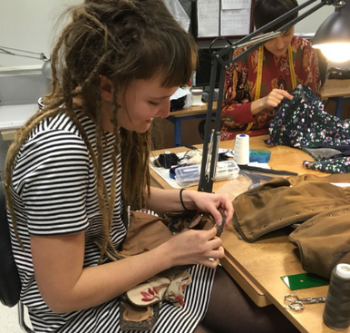 Anna Langlotz arbeitet an der Nähmaschine während ihres Auslandspraktikums