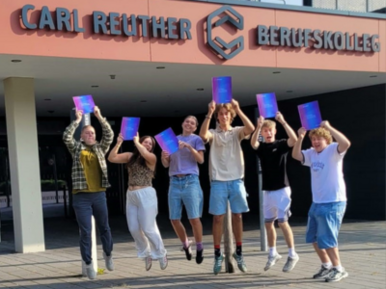 Schüler/-innen des CRBK Hennef mit dem Europass Mobilität