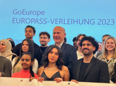 Fotos des Regierenden Bürgermeisters von Berlin mit Auszubildenden