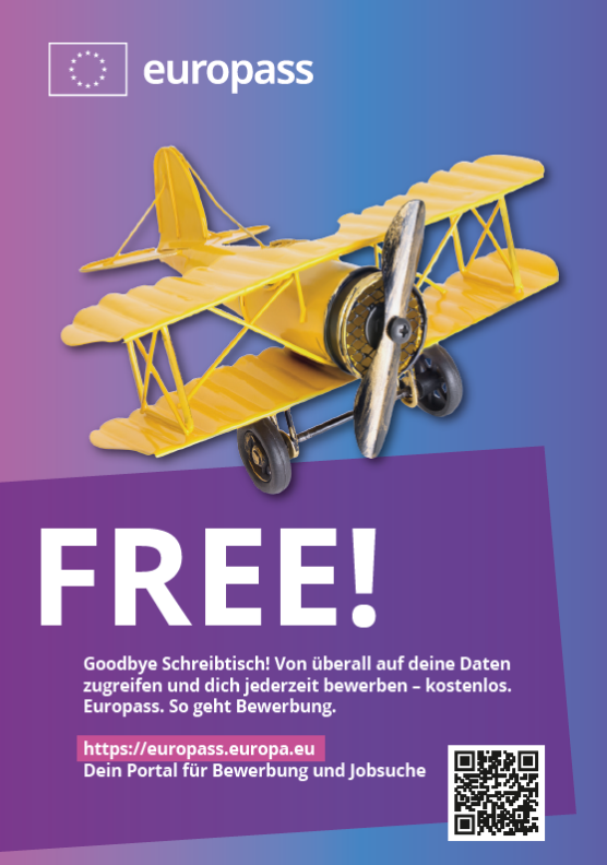 gelbes Spielflugzeug vor lila Farbverlauf