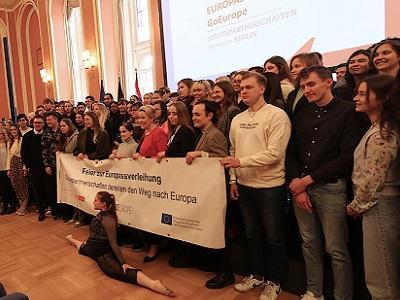 Die Regierende Bürgermeisterin von Berlin mit Auszubildenden bei der Europass-Verleihung im Roten Rathaus