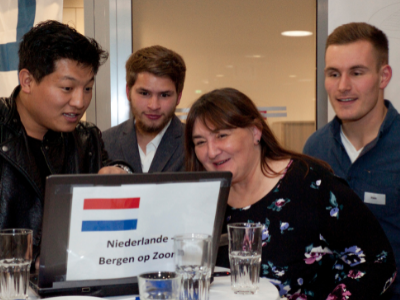 Auszubildende erläutern am Laptop etwas zu ihrem Auslandspraktikum in den Niederlanden