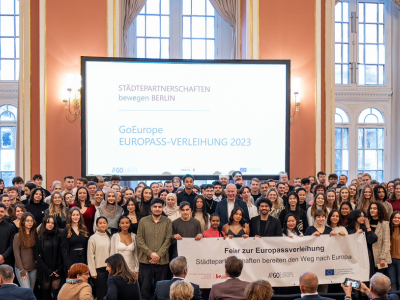 Gruppenfoto der Auszubildenden mit dem Regierenden Bürgermeister von Berlin Kai Wegner