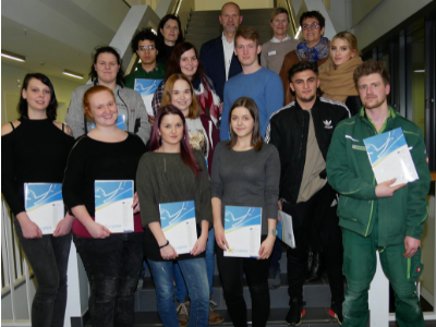Gruppenfoto von Auszubildenden mit Europass im Rahmen der Europass-Verleihung in der Handwerkskammer Ostwestfalen-Lippe