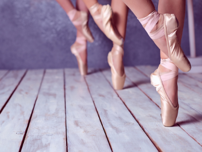 Füße in Ballettschuhen beim Spitzentanz