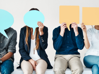 Vier Personen sitzend mit Sprechblasen vor dem Gesicht