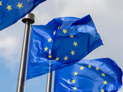 EU-Flaggen, die im Wind wehen