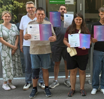 Gruppenbild der Teilnehmenden und Betreuenden der Mosbacher Werkstätten mit ihren Europass-Mobilitätsnachweisen.